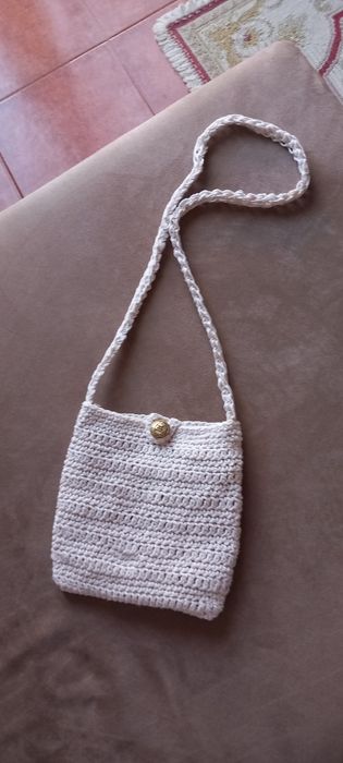 Bolsa feita manualmente em croche.