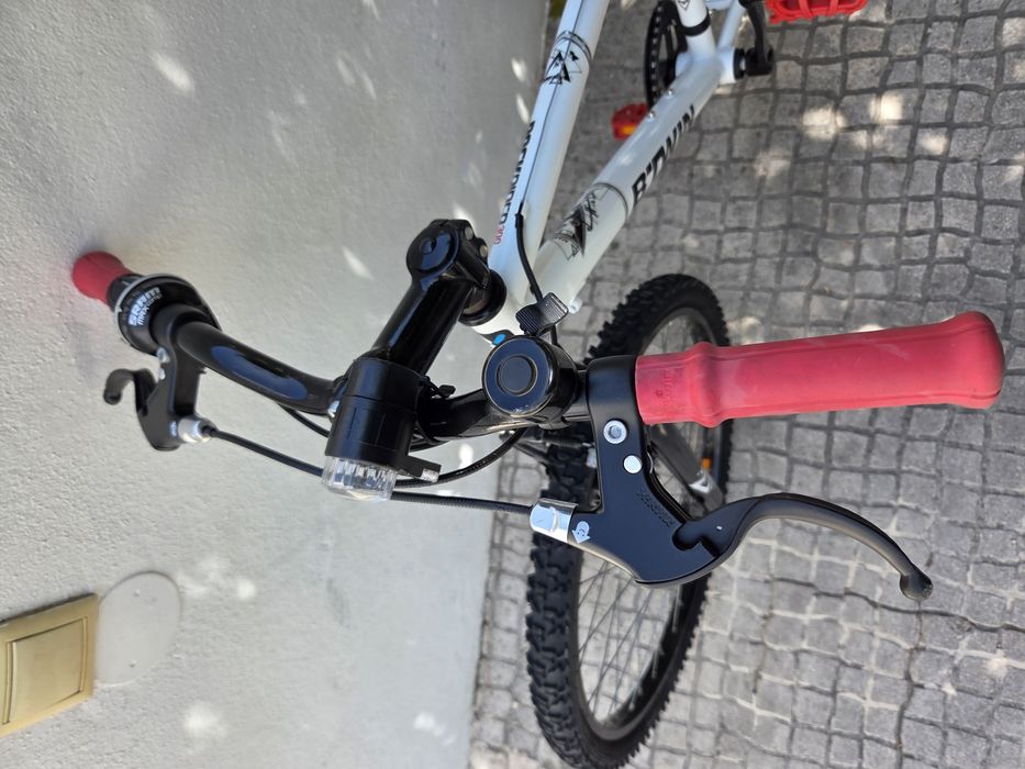 Decathlon/B-Twin/ Rockrider 300 roda 24
roda 24
6 velocidades ( atras)
campaínha e luzes incluidas

Tudo nas melhores condições e pronta a usar, idea