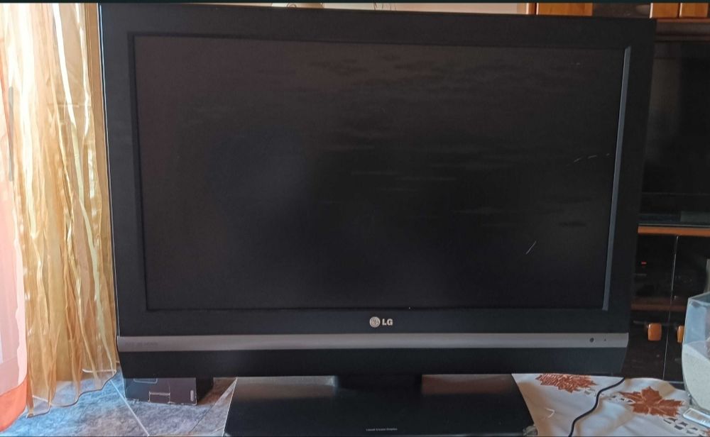Vendo televisão LG Plasma de 32 polegadas, em bom estado de conservação e a funcionar corretamente.