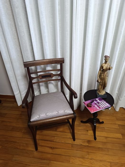 Conjunto antigo restaurado. Cadeirão e mesa de apoio