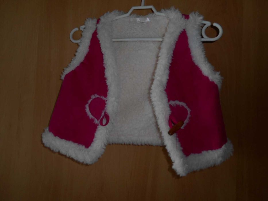 жилетка рожева на дівчинку 2-4 рочки під замшу розмір вказано 98-104