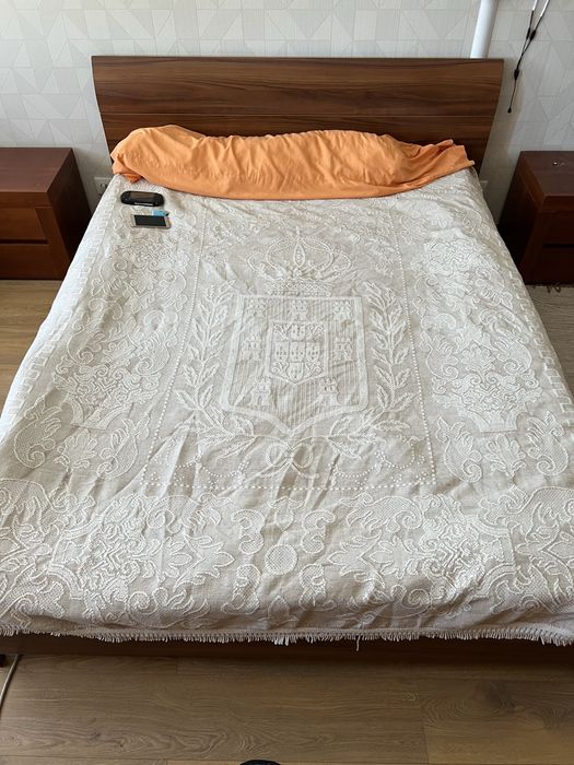 Cama e 2 mesas de cabeceira conjunto