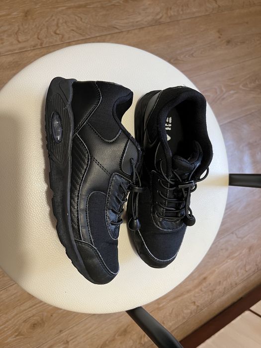 Чёрные Кроссовки Fila  36р. 22 см стелька. Оригинал