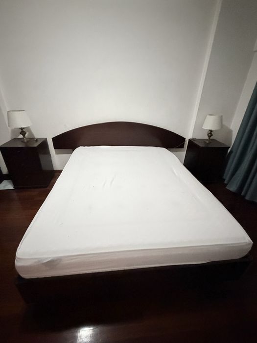 Recheio de quarto: cama, mesas cabeceira, comoda, roupeiro e consola
