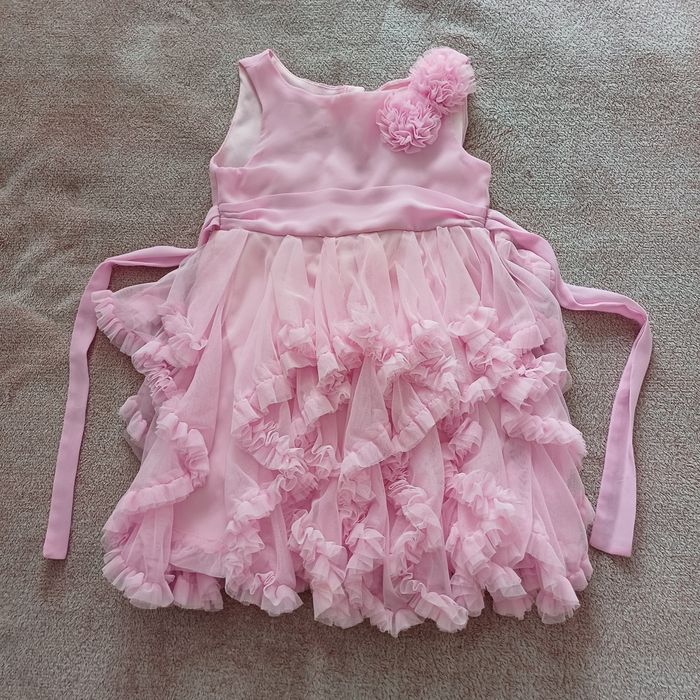 Продам святкові дитячі сукні  на 3-4 р..