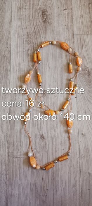 Pomarańczowy naszyjnik z różnooksztaltnych  elementów