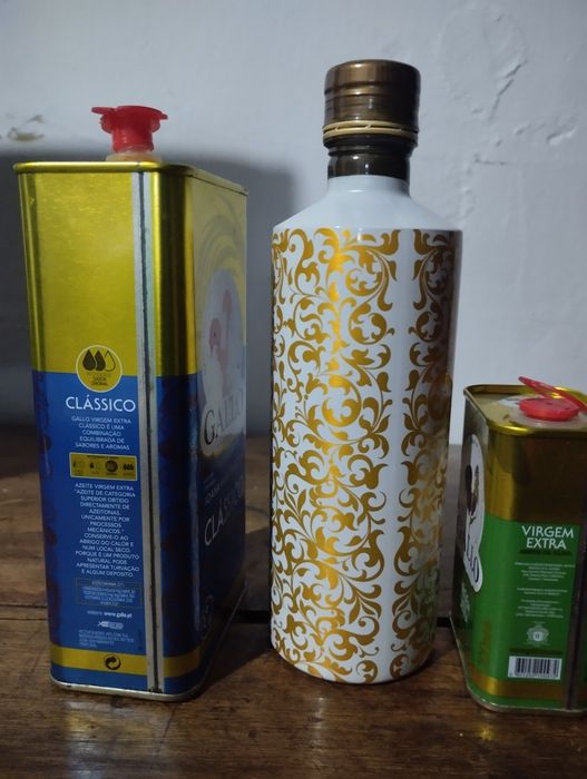 Conjunto de latas de azeite