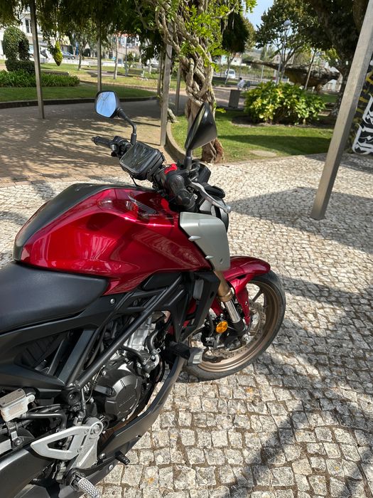 Mota Honda Cb125r vermelha 2023