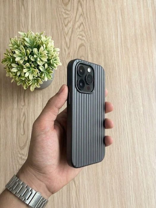 Capa iPhone 14 Pro - Titânio Preto Luggage Style