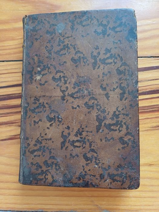 Livro de catecismo muito antigo, do Séc. XVIII