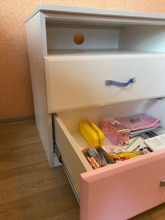 Тумба під ТВ для дівчинки;