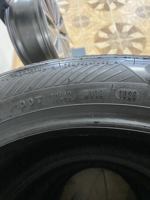 245/45/19 102V Goodyear Efficent Grip Performance 2