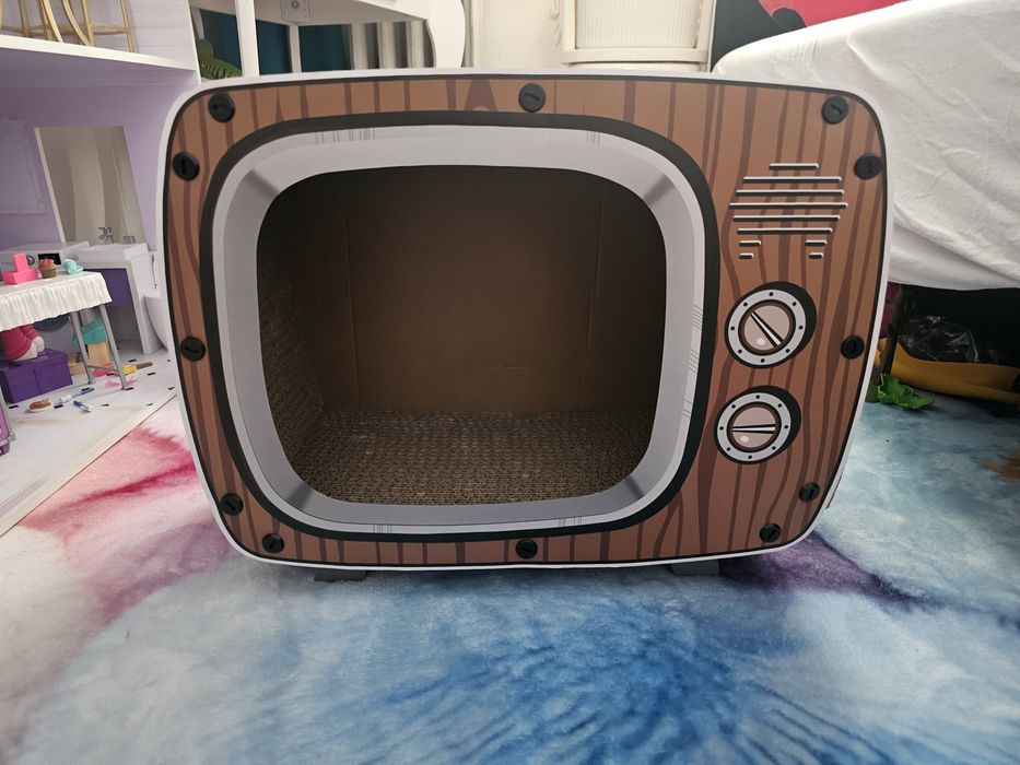 Domek dla kota telewizor