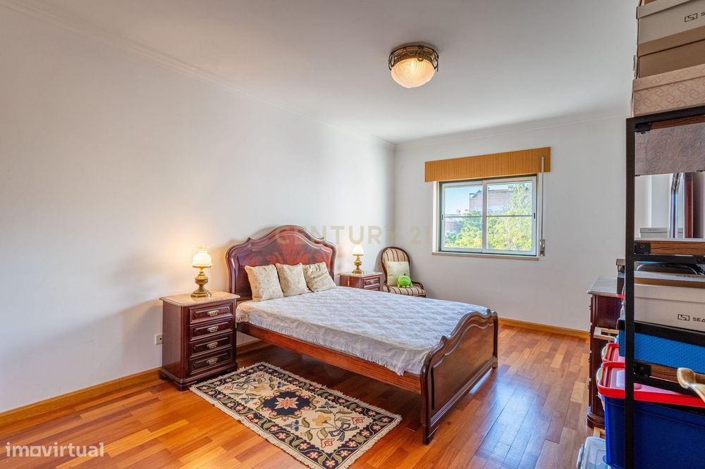 Apartamento T3 em Prior Velho com garagem