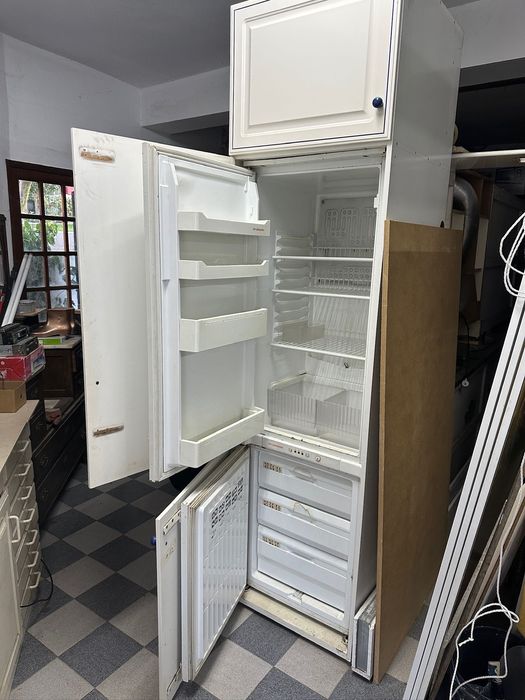 Cosinha usada completa com electrodomestics + 1 mesa e 4 cadeiras