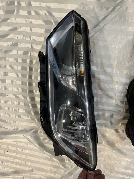 VW B8 передні фари