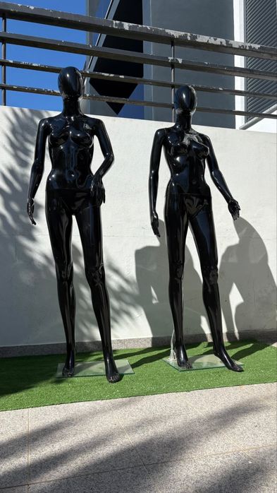 2 Manequins Femininos Pretos – Excelente para Loja/Montra