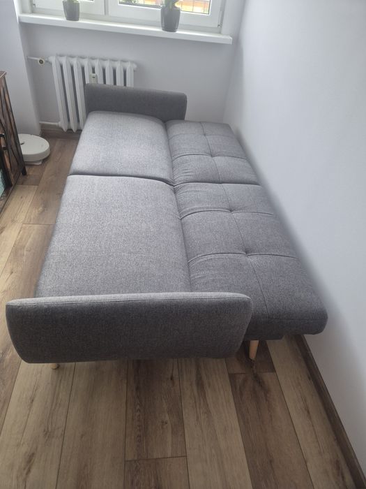 Szara rozkładana sofa