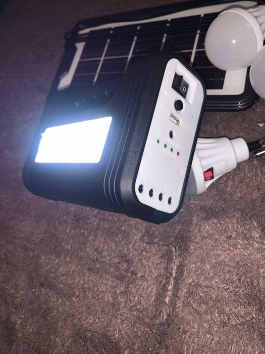 Фонарь станция с солнечным панелью