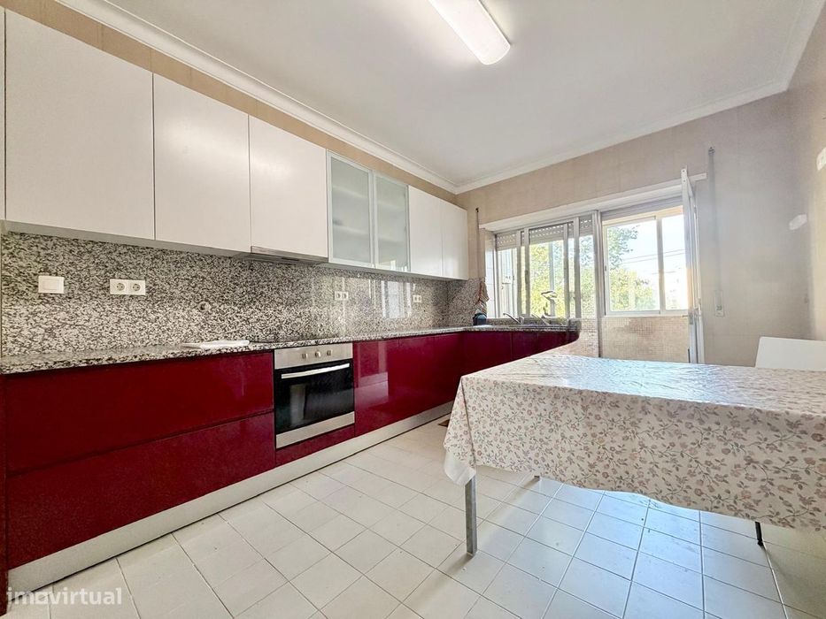 Apartamento T4 para arrendamento, situado na Rua Cândido de Oliveira