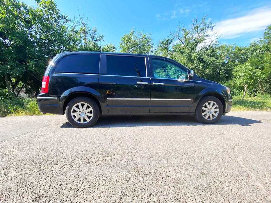 Chrysler Grand Voyager 7 МЕСТ в полной комплектации (2.8 дизель)