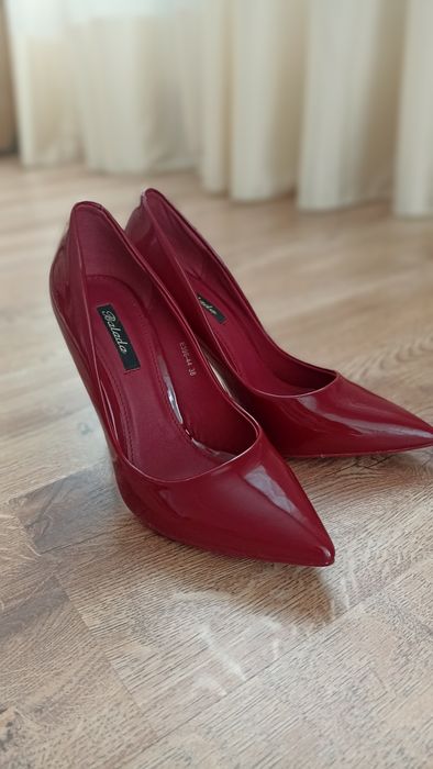 Жіночі лакові туфлі