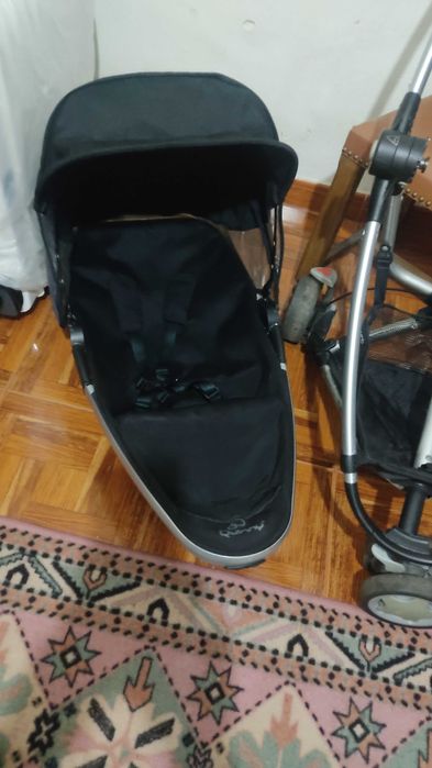 Carrinho de bebé e espelho convexo para interior do carro