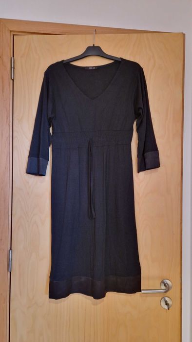 Vestido preto, com barra de cetim na bainha e mangas, tamanho L