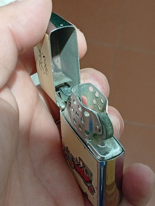 Isqueiro a Petróleo Penguin Ford 1908