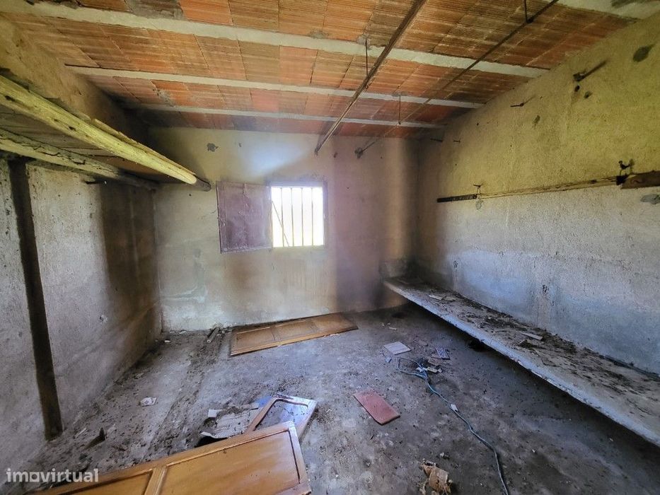 Moradia para recuperar inserida em terreno rústico de 5.750 m2 e ou...