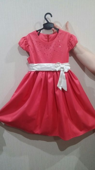 Платье нарядное.