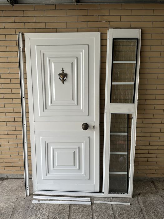 Porta com conjunto de vidros
