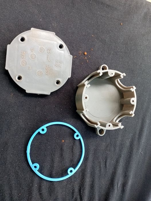 Puszka elektryczna nadtynkowa