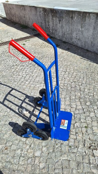 2 carrinhos de mão para escadas