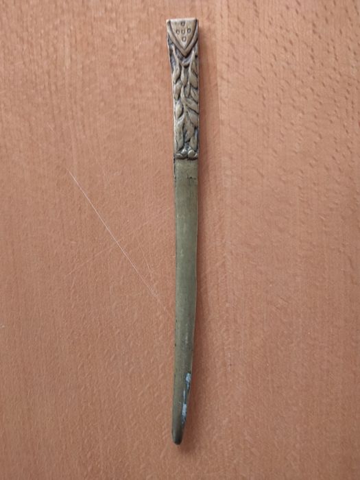 Abridor de cartas em bronze.