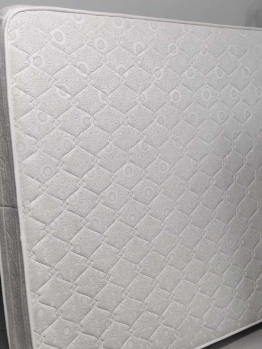 Colchão com estrado em excelente estado
