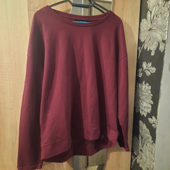 Bordowa bluza z koronką