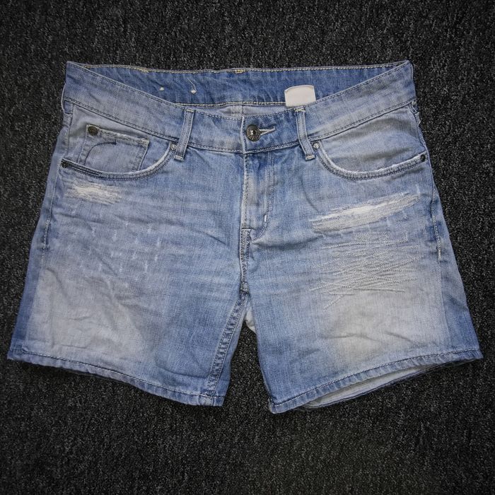 Szorty jeansowe od H&M z ozdobnymi drapaniami