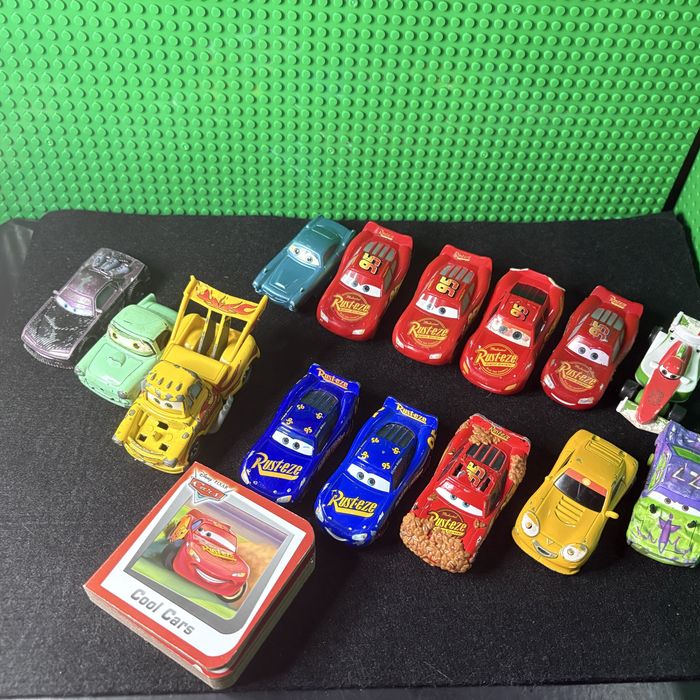 металлические машинки и карточки по мотивам мультфильма «Тачки»