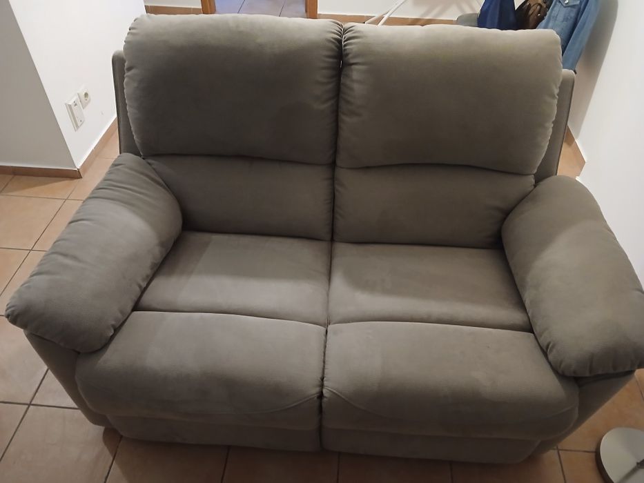 Sofa 2 lugares com abertura para descanso de pernas.
