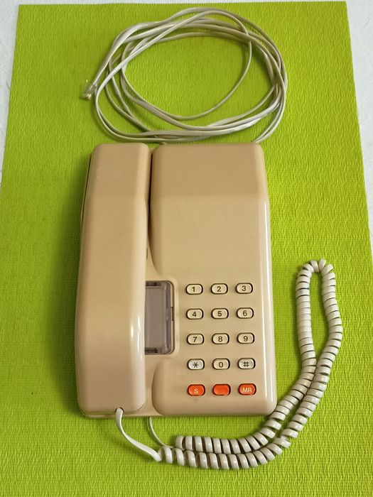 Stary telefon stacjonarny - ELEKTRON