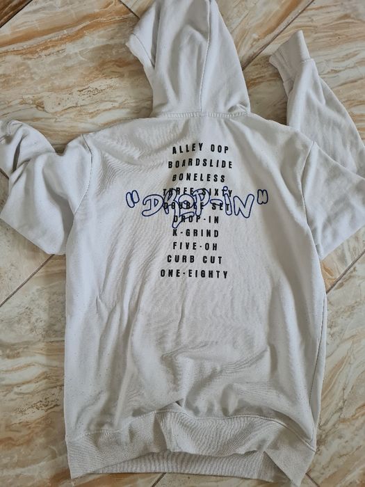 Bluza z kapturem nie rozpinana biala. Stan dobry