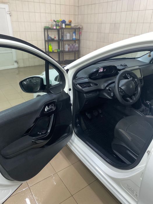 Авто Peugeot 208 2013 року