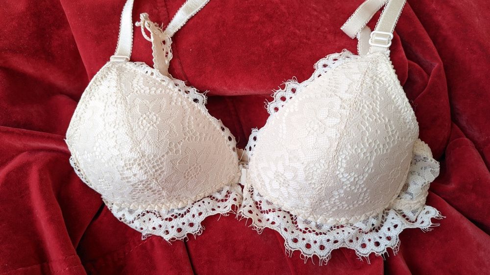 Бюстгальтер с пуш-ап, без косточек, 75А. Новый, застежка спереди