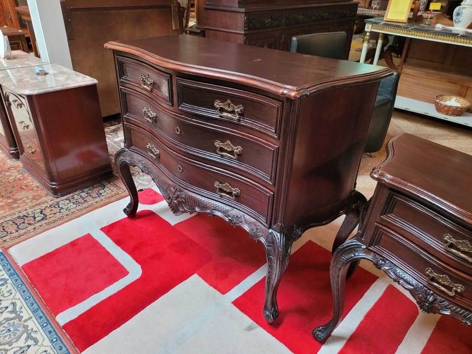 Cómoda antiga em muito bom estado geral