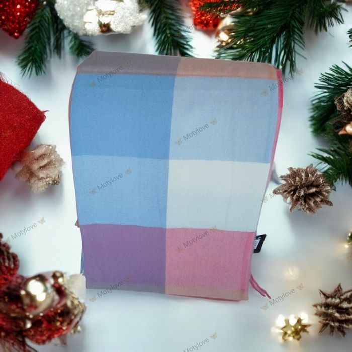 Bardzo ciepły a zarazem delikatny długi szal  damski.