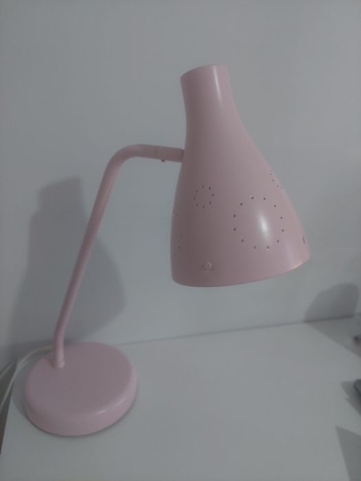 Różowa lampka na biurko Ikea