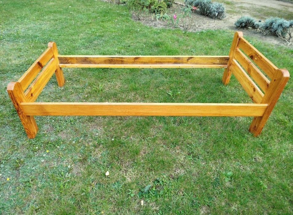 Sprzedam łóżko sosnowe.