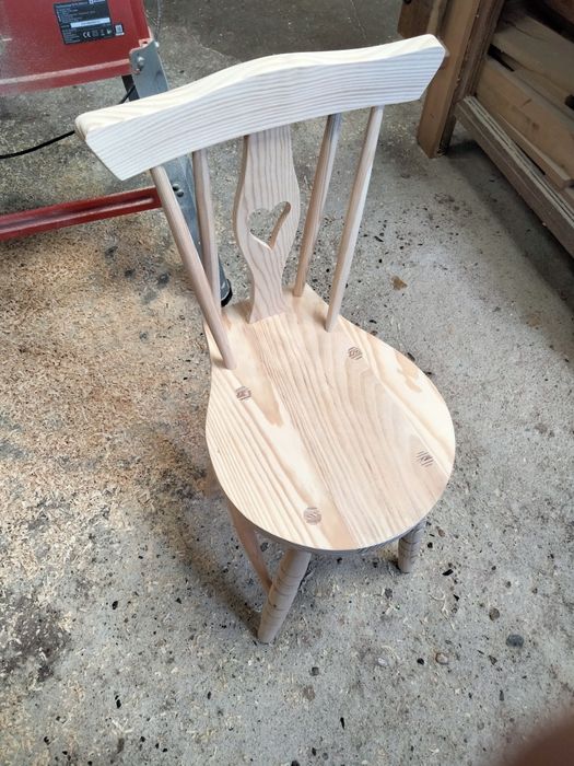 Cadeira coração em madeira