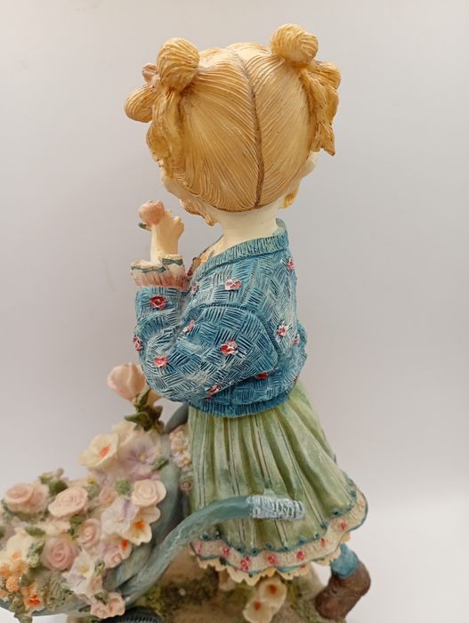 Figurka dziewczynka z taczką